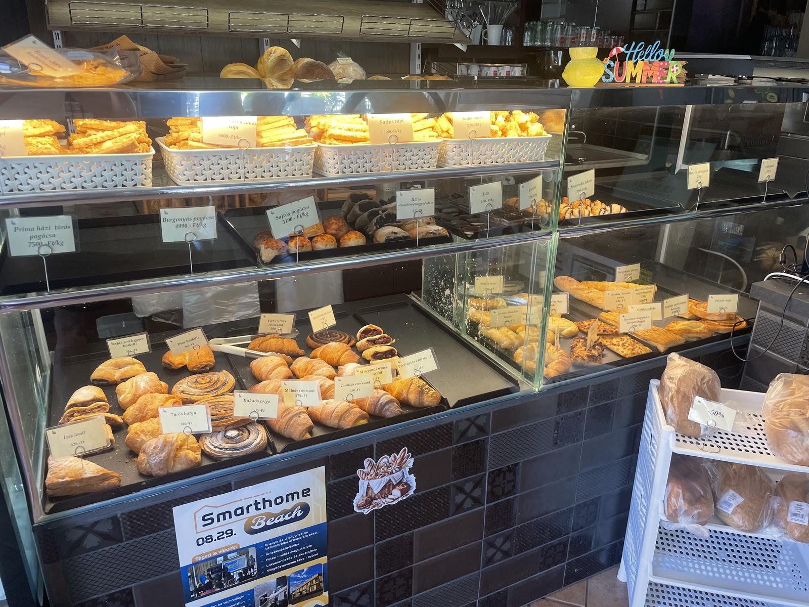 Pékáru-pult croissant-okkal, kakaós csigával és péksüteményekkel